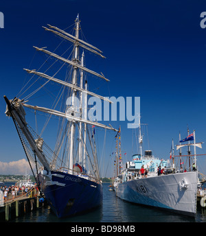 L'Université Concordia et le NCSM SACKVILLE à Halifax Harbour Tall Ships Festival 2009 Banque D'Images