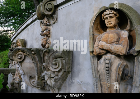 Ancien mur de la sculpture sur pierre dans la guilde Jardins de Sculptures Toronto Ontario au crépuscule Banque D'Images