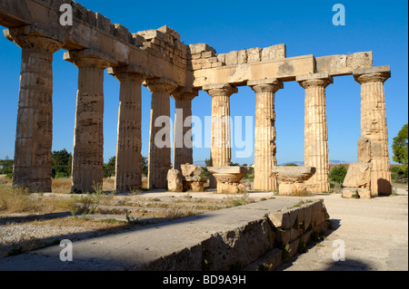 Dorik grecque des colonnes en ruines de Temple E à Selinunte Sicile Banque D'Images