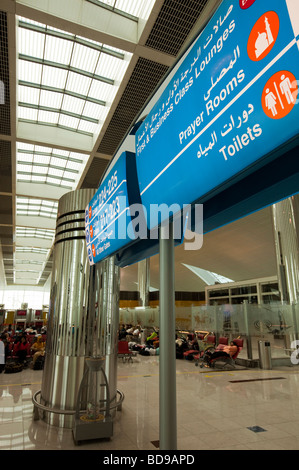 L'aéroport de Dubaï, Émirats arabes unis salle de prière et des toilettes d'une signalisation nouvelle aérogare de 2009 Banque D'Images