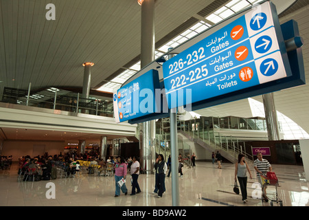 L'aéroport de Dubaï, Émirats arabes unis panneaux pour portes d'embarquement dans la nouvelle aérogare de 2009 Banque D'Images