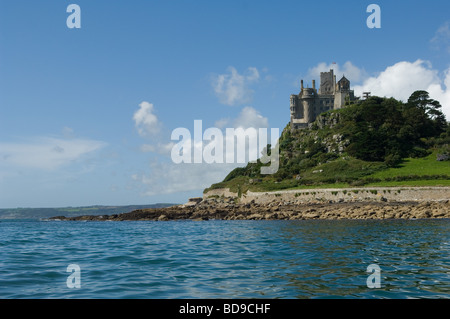 St Michael's Mount vu de la mer à l'ouest sur un beau jour d'été, Cornwall, UK Banque D'Images