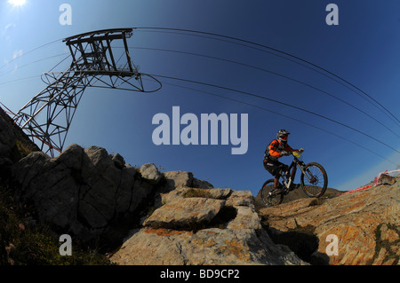 Un vélo de montagne de descente qui se font concurrence sur les courses d'Enduro VTT de l'ONU dans Les Deux Alpes, France Banque D'Images