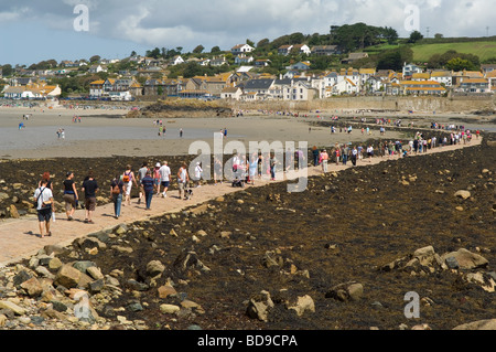 Touristes traversant la chaussée de St Michael's Mount à Marazion sur la partie continentale de la Cornouailles. Banque D'Images