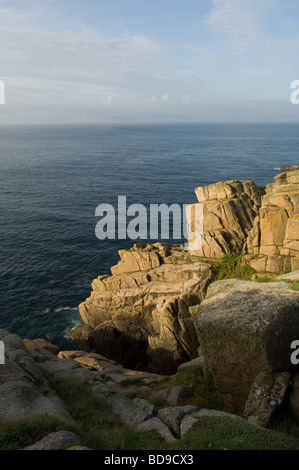 Les formations rocheuses sur la côte sud près de Cornwall Treen, West Penwith, Cornwall Banque D'Images