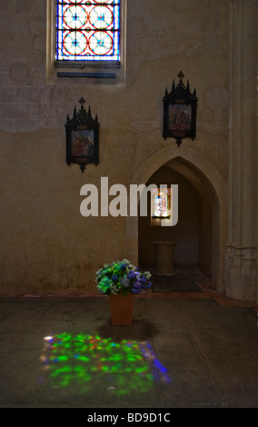 Reflet de vitrail, Sourzac Eglise, Dordogne, France Banque D'Images