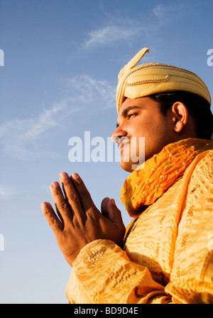 Portrait of a groom en position de prière, Jodhpur, Rajasthan, India Banque D'Images