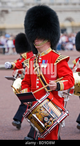 Un officier le batteur de la bande des Coldstream Guards quitte le palais de Buckingham après le changement de la Garde côtière canadienne, Londres, Banque D'Images
