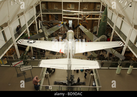 Big Beautiful doll, p51 d mustang avion suspendu de l'imperial War Museum au plafond. Banque D'Images