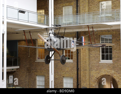 Le Sopwith Camel,un avion de chasse de la première guerre mondiale,affiché dans le Imperial War Museum,Lambeth Road,Londres,Kennington. Banque D'Images