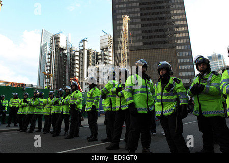 La police métropolitaine au G20 à Londres de protestation. Banque D'Images