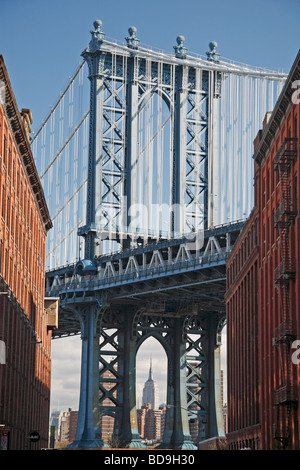 Le pylône de l'ouest du pont de Manhattan vu de Dumbo, Brooklyn, New York. Empire State Building visible. Banque D'Images