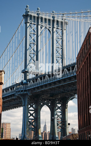 Le pylône de l'ouest du pont de Manhattan vu de Dumbo, Brooklyn, New York. Empire State Building visible. Banque D'Images