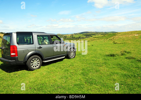 Un Land Rover Discovery 3 dans un emplacement de montagne, avec une vue lointaine sur l'horizon Banque D'Images