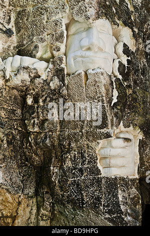 Sculpture Monumentale d'un homme le visage et les mains dans une carrière de pierre Grazannes Alain-Paul Donit [par] Banque D'Images