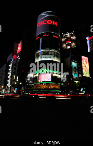 Vue de la nuit de Yon-chome crossing souvent appelé 4-chome intersection dans Ginza Tokyo Japon Banque D'Images