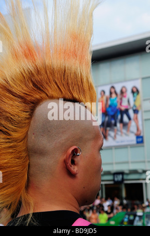 Jeune homme avec le Mohawk hairstyle fortifiés avec gel dans Harajuku street région renommée pour son unique mode de rue Shybuya Japon Tokyo district Banque D'Images