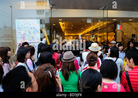 Les clients queue devant un magasin de vêtements centre de Tokyo au Japon Banque D'Images