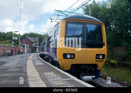 Train à Dinting, Glossop. Le Derbyshire Banque D'Images