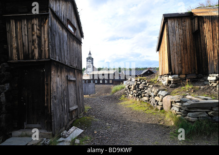 Maisons en bois dans la vieille ville historique de Røros, la Norvège et l'ancienne église Banque D'Images