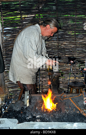 Un forgeron travaille à forger l'acier Banque D'Images