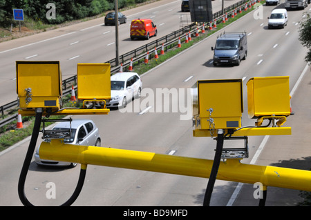 Vue aérienne du trafic sur l'autoroute M25 élargissement du projet de construction commençant par le groupe quatre caméras aériennes jaunes de vitesse moyenne Essex England UK Banque D'Images