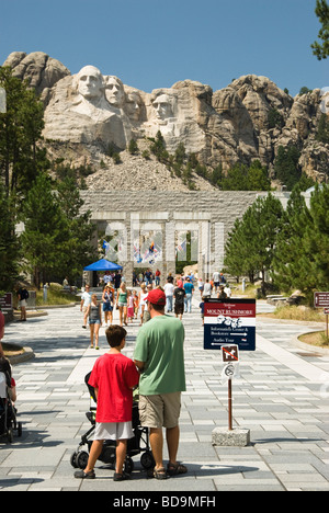 Les familles visitant Mount Rushmore National Memorial dans le Dakota du Sud Banque D'Images