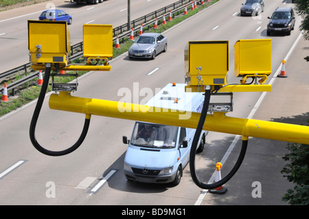 Vue aérienne les automobilistes conduisant le long de M25 autoroutes à vitesse moyenne variable caméras surveillant le trafic entrant dans une section de travaux routiers Essex Angleterre Royaume-Uni Banque D'Images