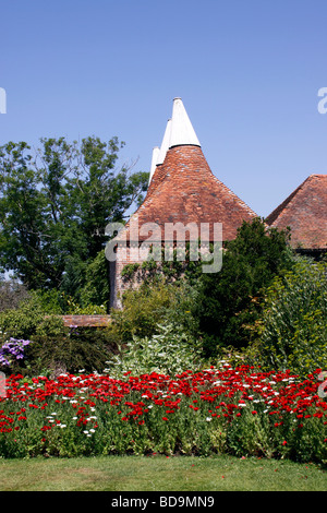 UN JARDIN DE CAMPAGNE COLORÉ DE MAISON D'OAST ANGLAIS EN ÉTÉ. Banque D'Images