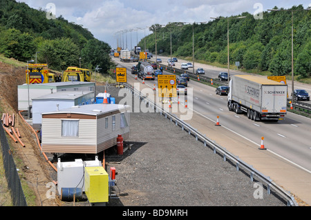 Caravane composé tel que l'hébergement temporaire pour les équipes de rétablissement au cours de ventilation autoroute M25 creuse Banque D'Images