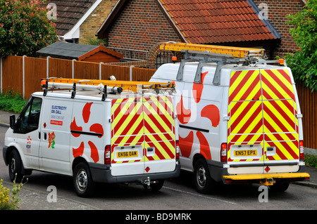 Petites et grandes EDF Energy fournit des fourgonnettes commerciales qui affichent les logos de la vue latérale et arrière des maisons et les bandes réfléchissantes arrière haute visibilité Essex UK Banque D'Images