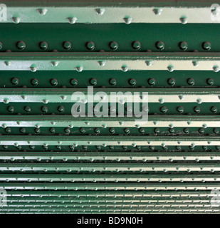 Lignes de rivets dans les poutres en acier sur le dessous du pont de chemin de fer sur la rivière close up Banque D'Images