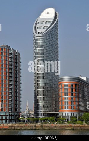 Tamise à flancs noirs et nouveau waterside apartments Banque D'Images