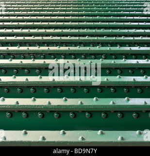 Des rangées de lignes de rivets de recul dans des poutres en acier sur le dessous du pont de chemin de fer au-dessus de la rivière ont inversé Londres Angleterre Royaume-Uni Banque D'Images