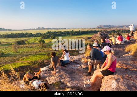 Les touristes attendent le soleil pour définir à partir de la partie supérieure de Ubirr Rock dans le Kakadu National Park Banque D'Images