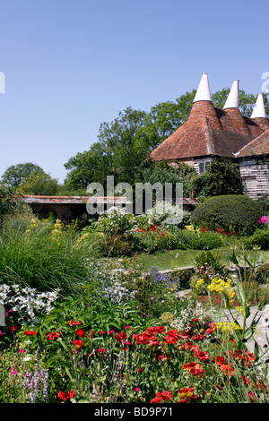 Un jardin de campagne anglaise en été. Banque D'Images