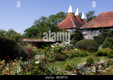 Un jardin de campagne anglaise en été. Banque D'Images