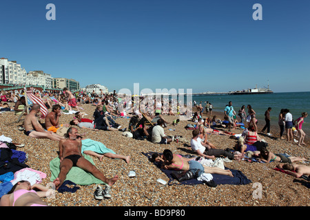 Chaleur de l'été journée sur la plage de Brighton, Angleterre. Banque D'Images