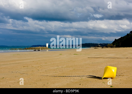 Bouée jaune sur la plage de sable de Etables sur Mer Banque D'Images