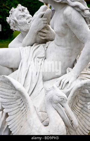 Vienne, Autriche. Maria Theresien Platz - statue en marbre avec pelican Banque D'Images