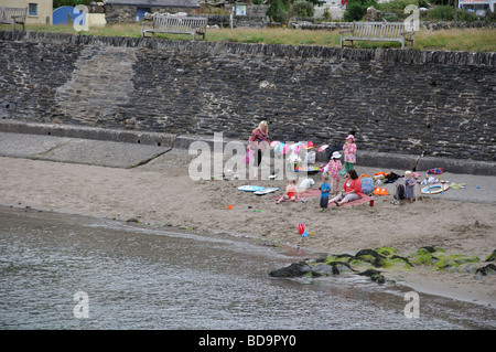 Pique-nique en famille sur la plage au MCG yr Eglwys Pembrokeshire Wales United Kingdom Banque D'Images