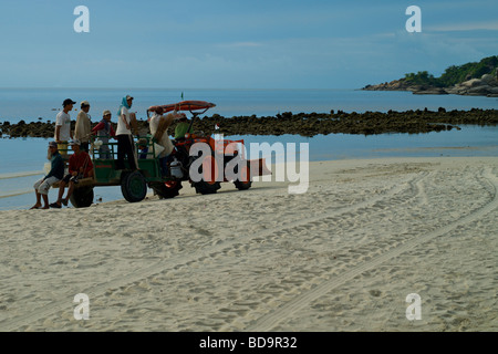 Full Moon Party équipe de nettoyage Nettoyage de la plage Haad Rin dans la matinée. Banque D'Images