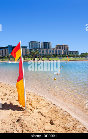 Un sauvetage sur plage drapeau sur la plage à Darwin Waterfront Recreation Lagoon. Un filet protège le lagon à partir de la méduse. Banque D'Images