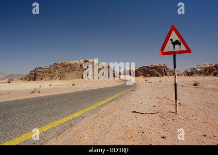 Panneau d'avertissement de chameau, Wadi Rum, Jordanie Banque D'Images