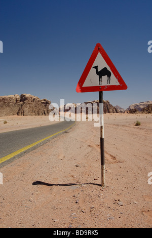 Panneau d'avertissement de chameau, Wadi Rum, Jordanie Banque D'Images