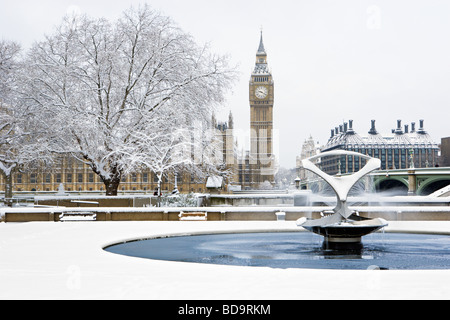 Neige sur Maisons du Parlement et Big Ben Londres Angleterre Banque D'Images