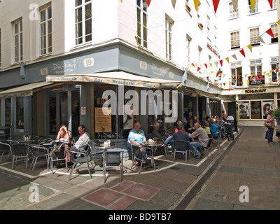 Les clients se détendre à la terrasse d'un café à l'Arcade une zone piétonne à St Peter Port Guernsey Banque D'Images