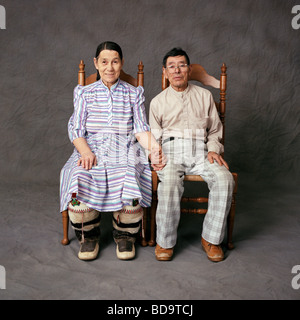 Color studio portrait of Married Couple inuit dans un studio de photographie à Iqaluit Nunavut Canada Banque D'Images