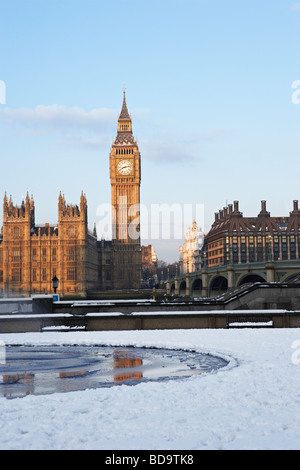 Neige au sol en face du Parlement et de Big Ben Londres Angleterre Banque D'Images