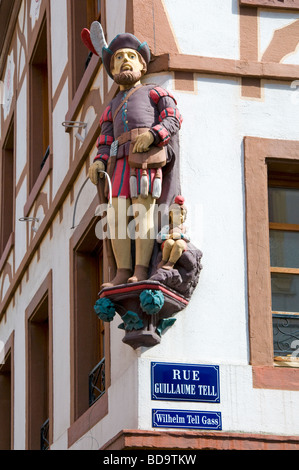 Mulhouse, Alsace, France. Statue de William Tell et de son fils Banque D'Images